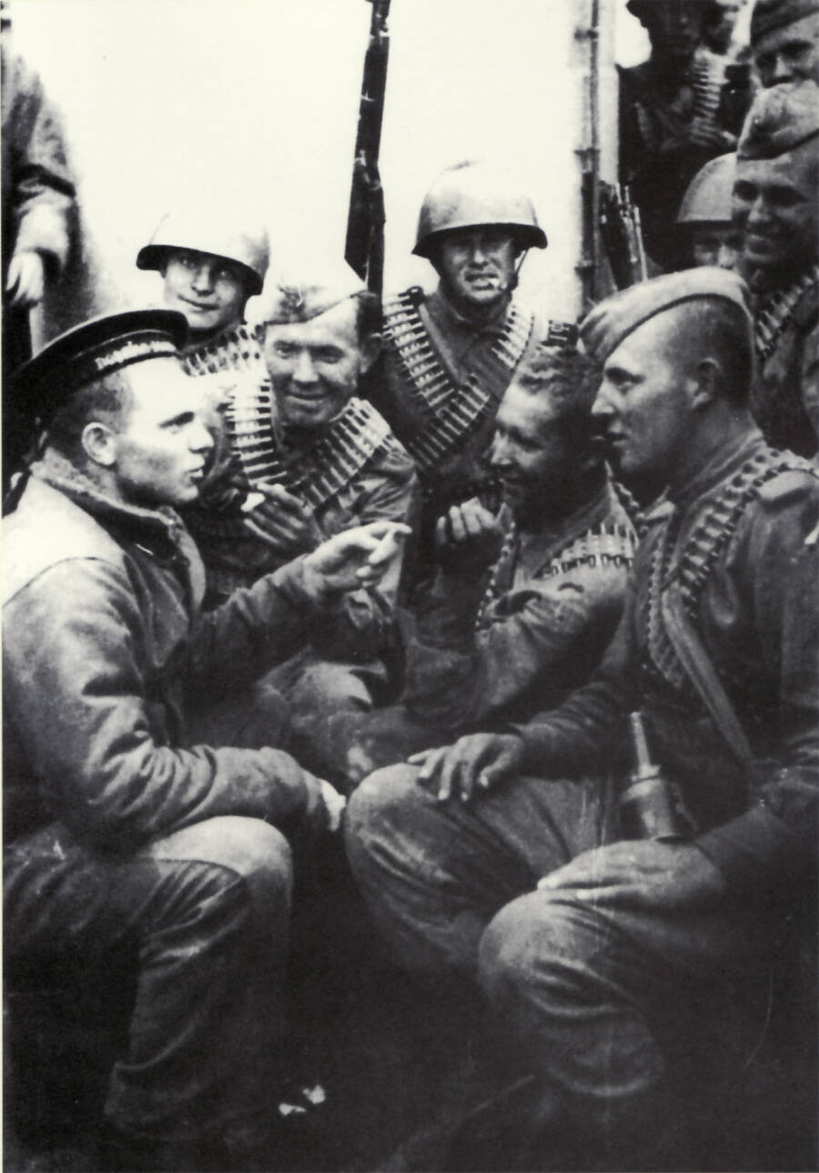 Советские бойцы на палубе транспортного корабля во время перехода к острову Шумшу. Курильская десантная операция, август 1945 года