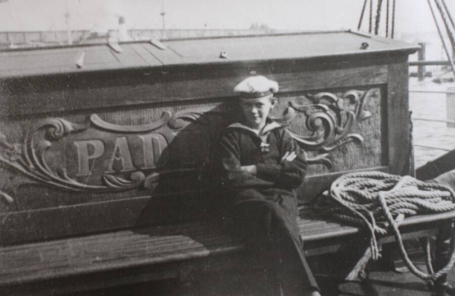 Юнга барка «Падуя» на корме парусника, 1937 год
