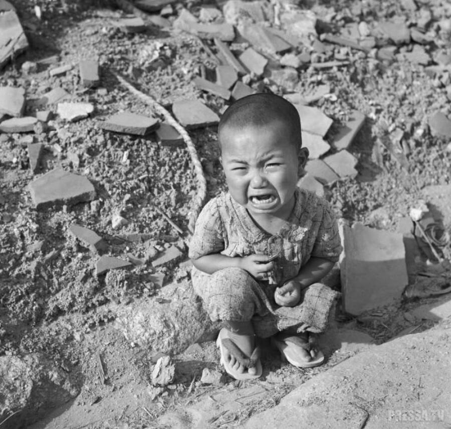 Японский ребенок на руинах