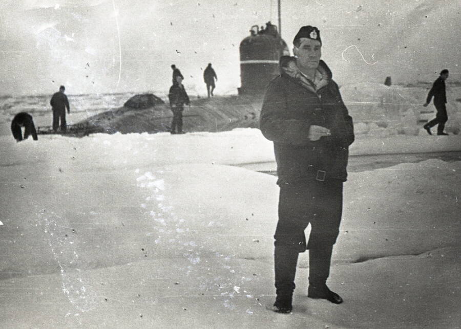 Выход экипажа К-3 на лед на Северном полюсе, июль 1962 года. На переднем плане — руководитель похода командир 1-й Краснознаменной флотилии подводных лодок Северного флота контр-адмирал Александр Петелин