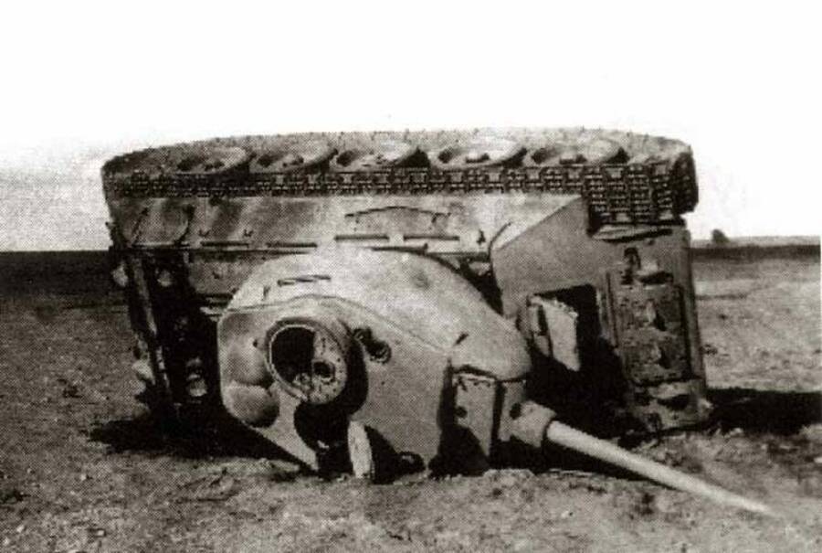 Танк Т-34-85, опрокинутый ударной волной во время ядерного испытания