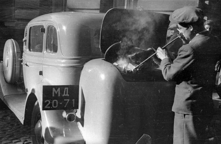 Заправка твердым топливом газогенератора Александра Пельтцера на автомобиле ГАЗ-М1. Газогенератор на знаменитую «эмку» впервые установили в 1938 году