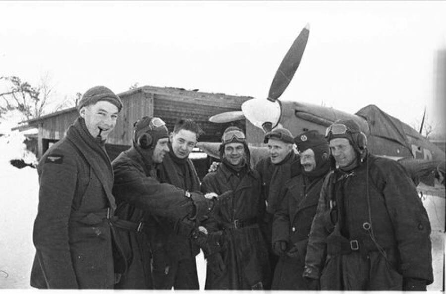 Лётчики ВВС Северного флота и служащие наземного персонала 151-го крыла Королевских ВВС на аэродроме Ваенга, осень 1941. Крайний справа - командир звена 78-го ИАП капитан В. Родин