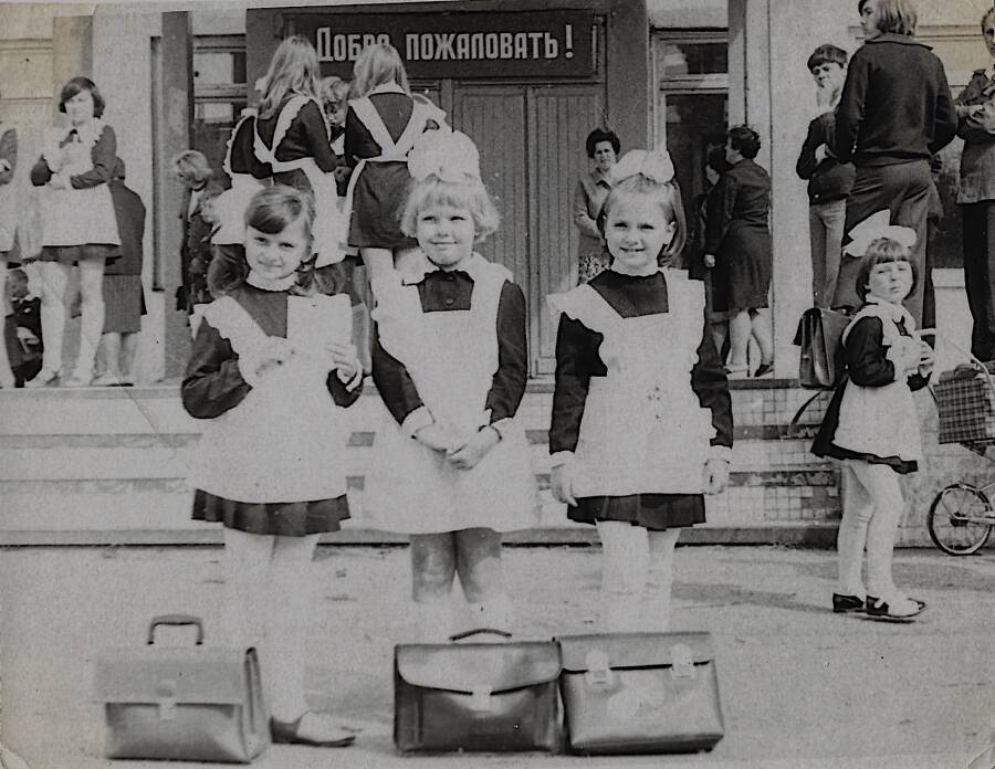 Советские школьницы в День знаний