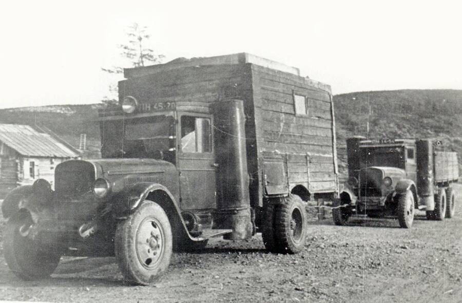 Газогенераторные автомобили ЗИС-21 в Приморском крае: «летучка» для перевозки рабочих (на переднем плане) и обычный бортовой грузовик, конец 1930-х годов