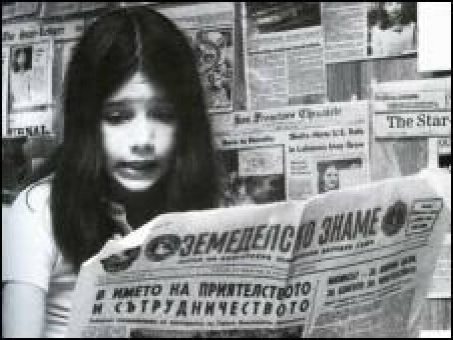 Смит-младшая читает газету со своим письмом и письмами других иностранцев. Подзаголовок раздела с письмами гласил: «Почему Вы хотите завоевать весь мир или, по крайней мере, нашу страну?» 