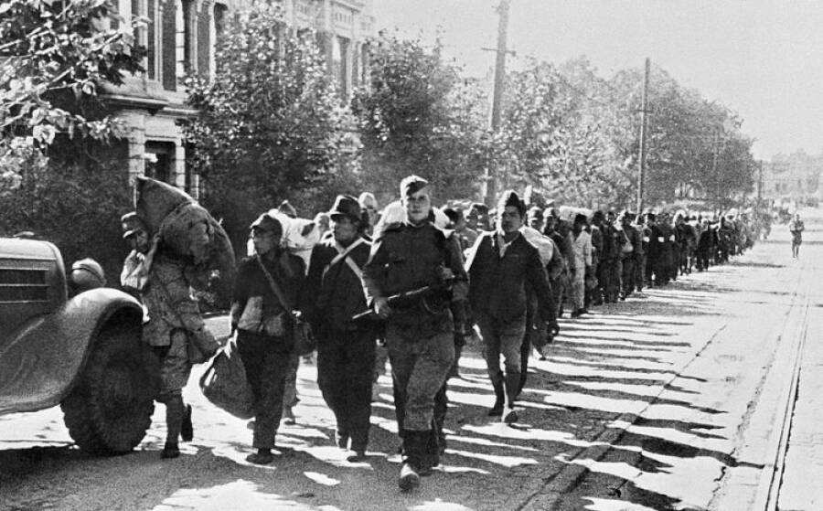 Пленные японцы под конвоем советских солдат на улицах Харбина