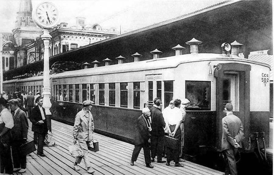 Пассажиры рассматривают одну из первых электричек на Ярославском вокзале