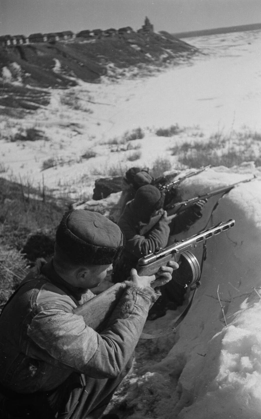 Красноармейцы на переднем крае. У бойца на переднем плане на голове — шапка-финка образца 1931 года