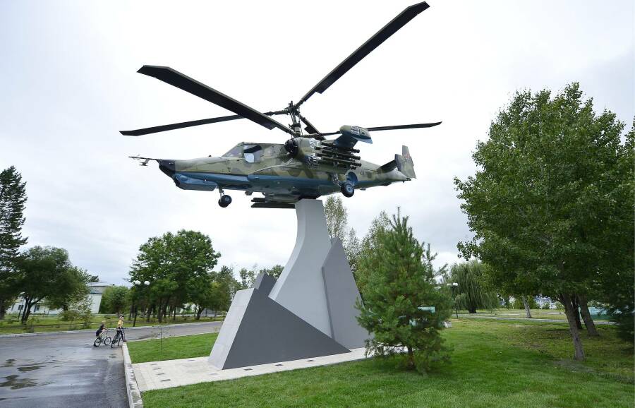 Памятник Ка-50 «Черная акула» в приморском городе Арсеньеве, где велось серийное производство этого вертолета