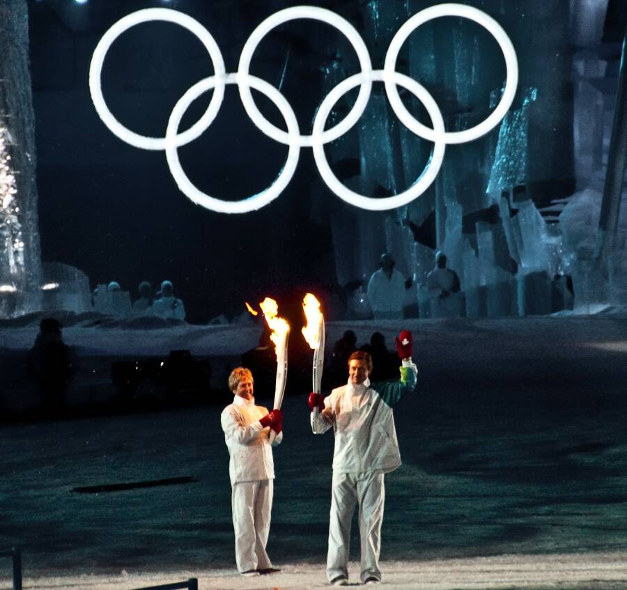 Именно она вместе с У.Гретцки в  2010 г. зажигала Олимпийский огонь Ванкувера.