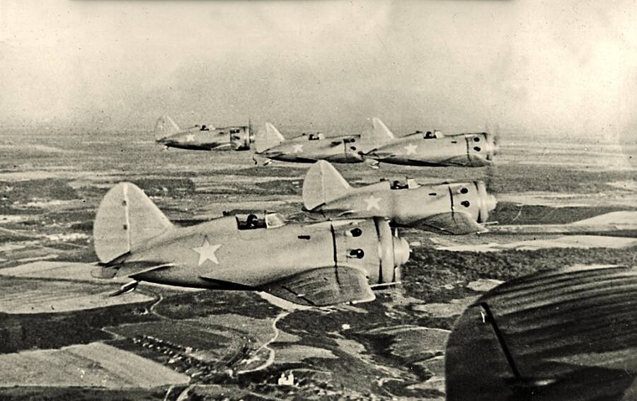 Пилотажная группа на И-16 — так называемая «красная пятерка», созданная для наглядной демонстрации летчикам РККА возможностей истребителя
