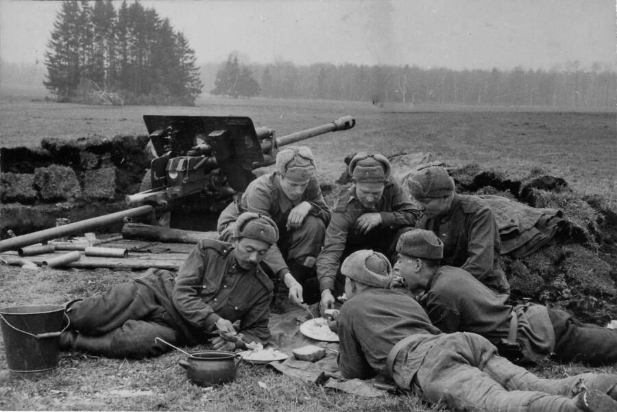 Расчет 76-мм орудия сержанта Трифонова за обедом на подступах к Берлину