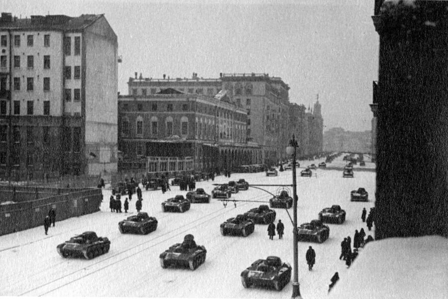 Танки Т-60 на улице Горького перед парадом 7 ноября 1941 года