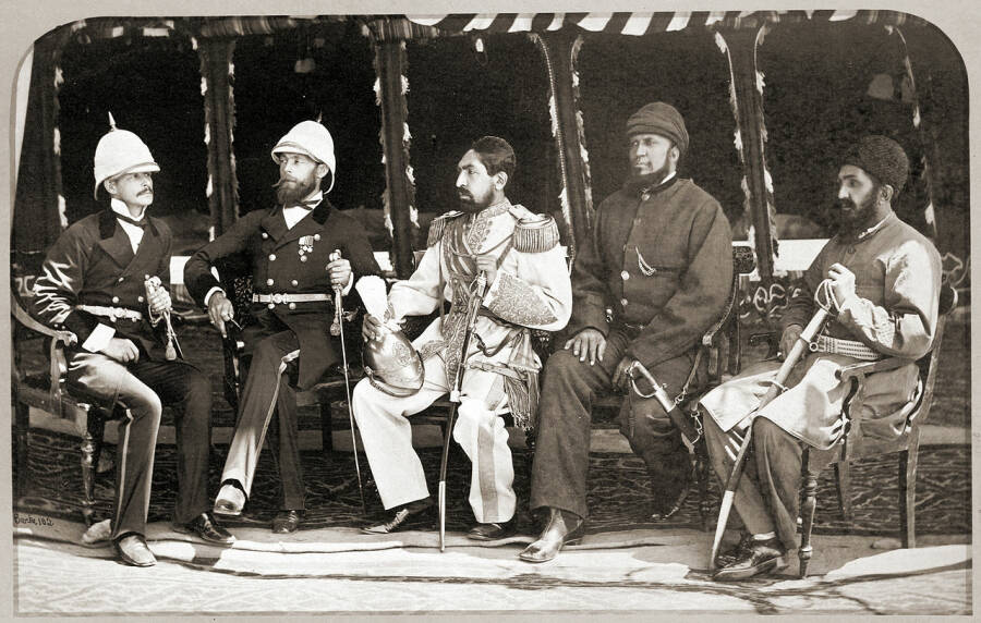 Сын Шир-Али Мохаммад Якуб Хан с британскими офицерами в мае 1879
