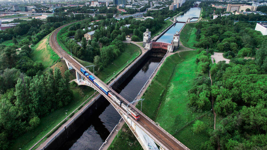 Путепровод Рижской железной дороги над каналом на территории Москвы