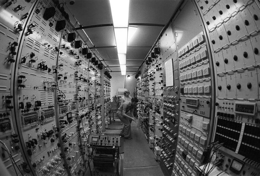 Аппаратный зал центральной радиорелейной связи на Останкинской телебашне, 1982 год