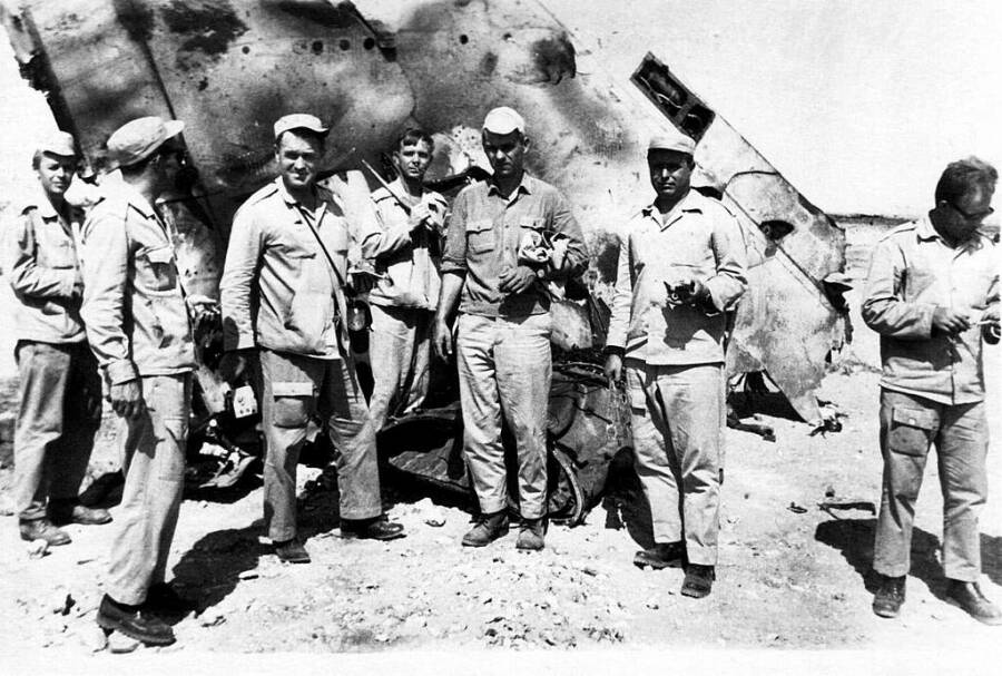 Командир дивизиона капитан Валерионас Маляука (в офицерской рубашке в центре) у обломков первого сбитого советскими ракетчиками израильского «Фантома», 30 июня 1970 года