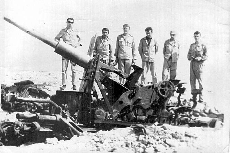 Группа советских специалистов у разбитой египетской зенитной пушки