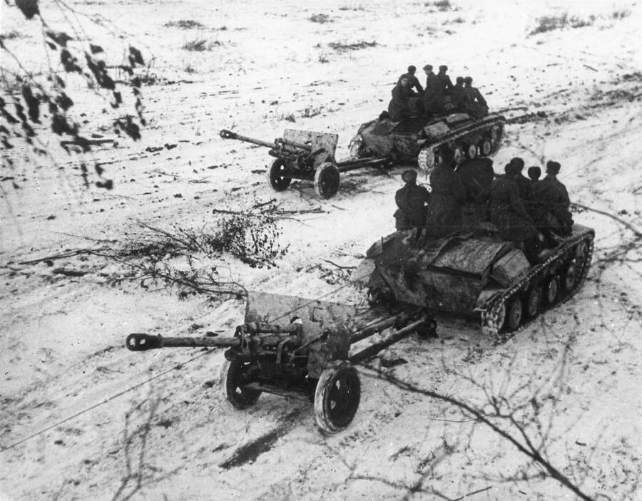 Расчеты 76,2-мм дивизионных орудий ЗИС-3 на броне танков Т-60, Центральный фронт, январь 1943 года