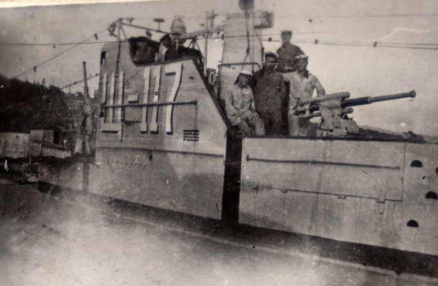 Члены экипажа подводной лодки Щ-117 в ограждении рубки, 1935-37 годы Файл: щука-рубка