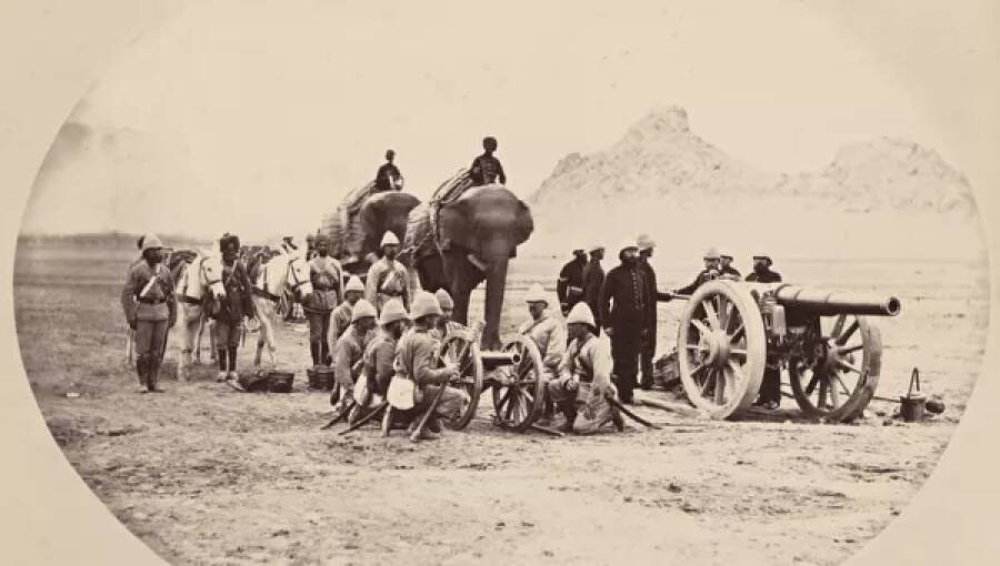 Английские артиллеристы на пути следуют из Индии в Афганистан
