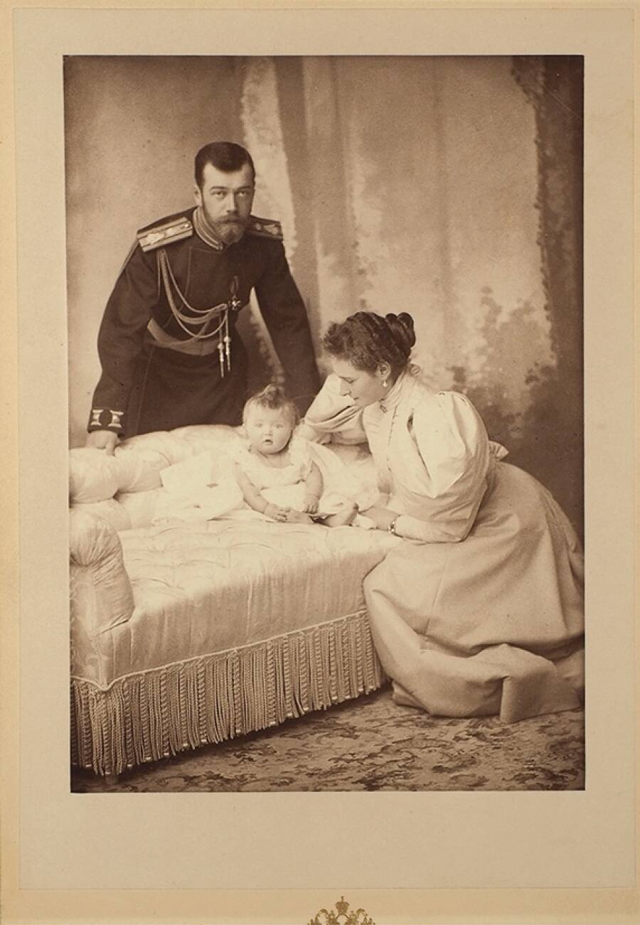 Николай II с Александрой Федоровной и дочерью Ольгой. Фотограф С. Левицкий