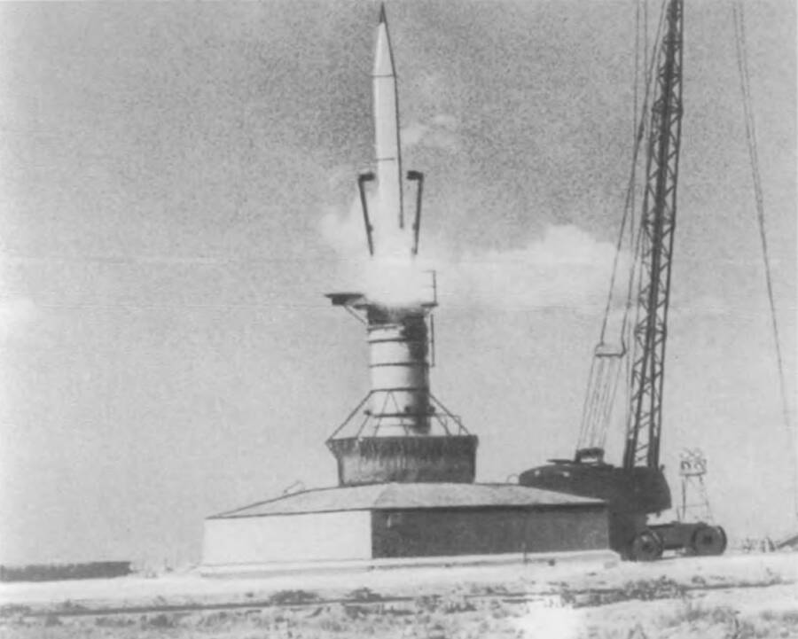 Старт ракеты Р-11ФМ из пусковой шахты качающегося стенда СМ-49 на полигоне Капустин Яр, 1954 год
