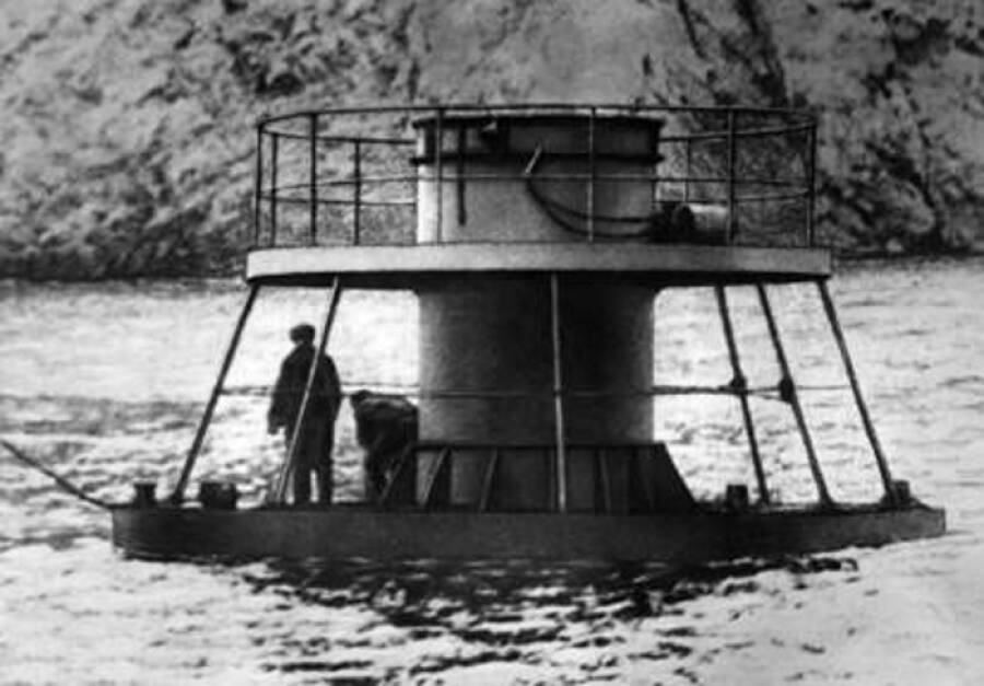 Погружаемый стенд для испытаний подводных пусков ракет в Балаклавской бухте, вторая половина 1950-х годов