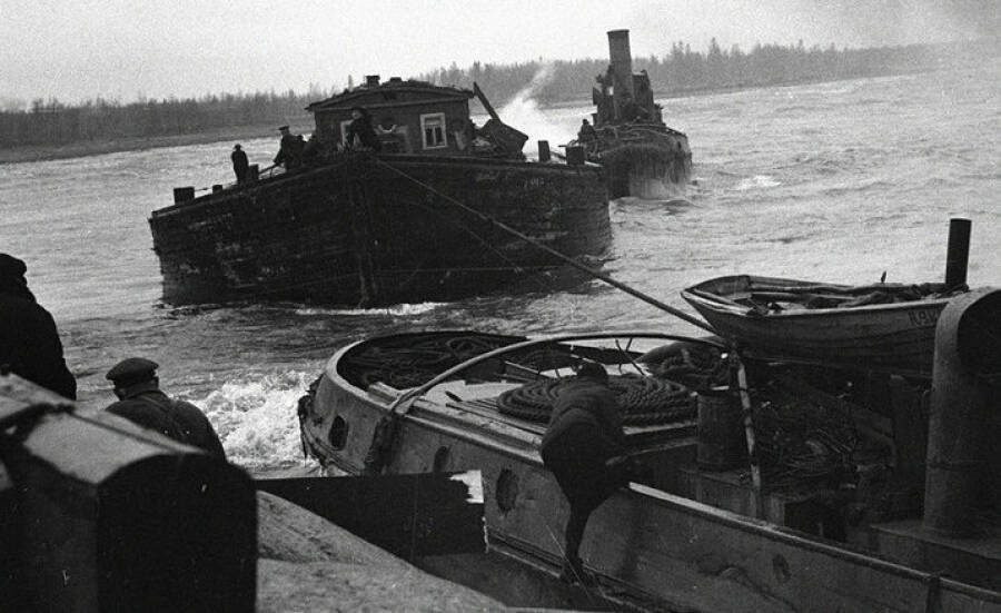 Ладожская флотилия доставляет грузы в блокадный Ленинград