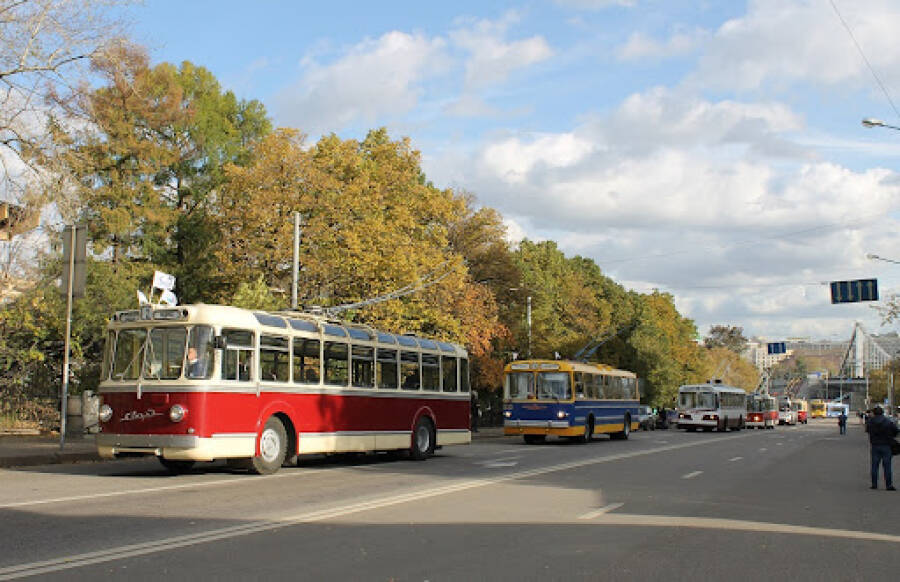Троллейбусы разных периодов на параде ретротехники