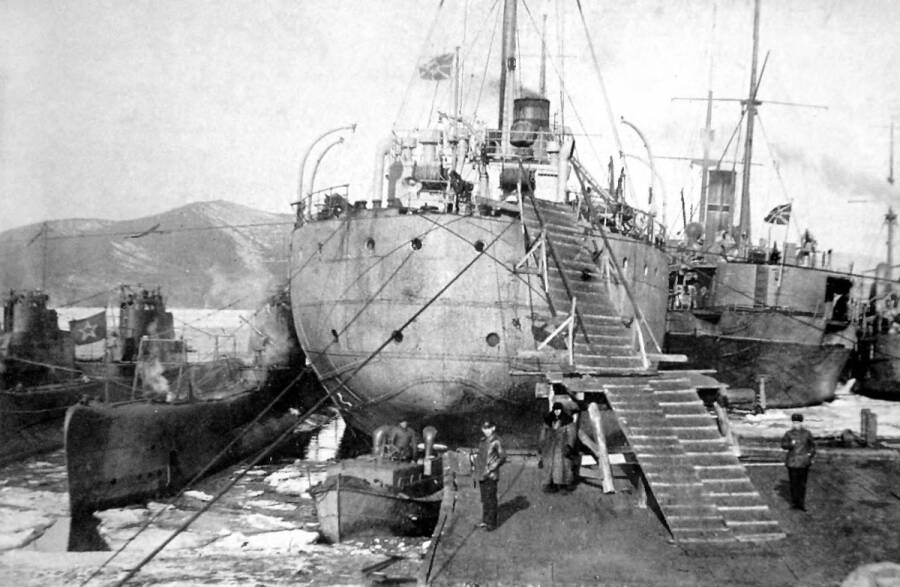 Подводные лодки типа «Щука» у плавбазы «Саратов» в бухте Находка, 1934-1935 годы