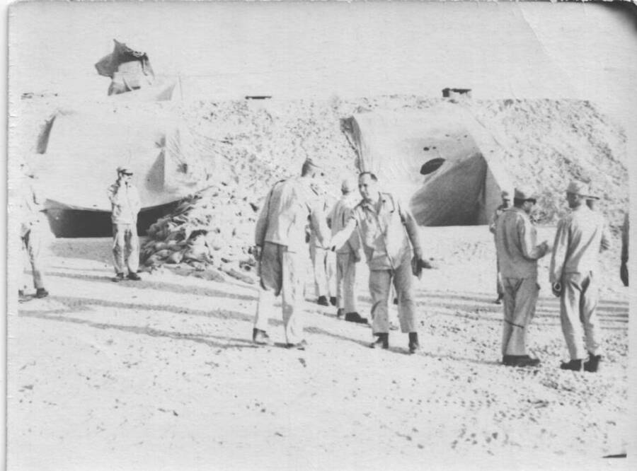 Бункер на стационарной позиция ЗРК С-125 в Египте. В таких железобетонных бункерах стояли кабины и дизеля, жил личный состав. Сверху виден антенный пост под маскировочной сетью