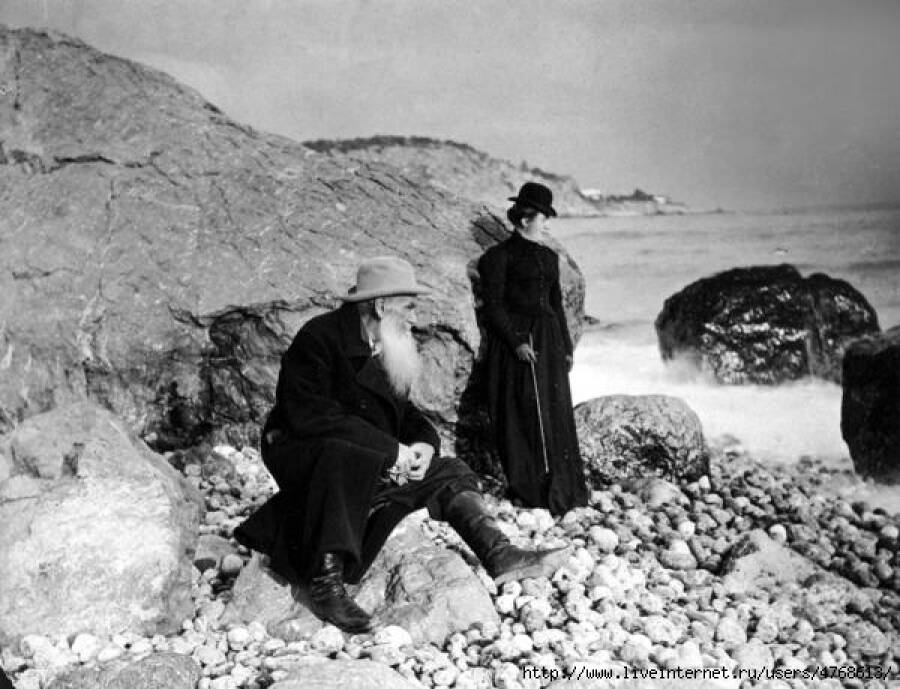 Лев Толстой с дочерью Сашей на берегу моря, Крым, 1901 год