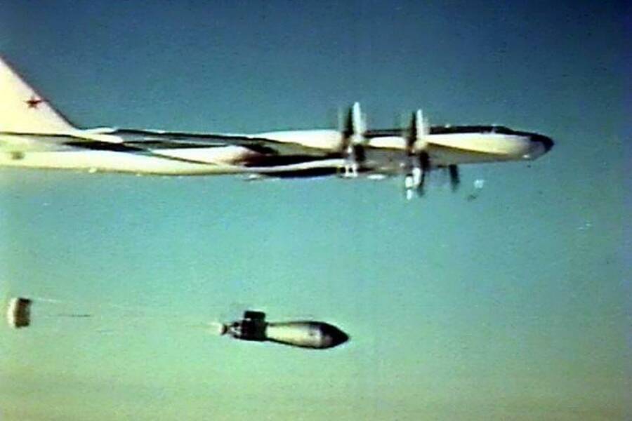 Момент сброса Царь-бомбы с бомбардировщика Ту-95, снимок сделан 30 октября 1961 года с самолета сопровождения