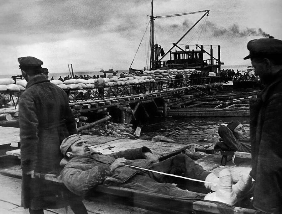 Грузы доставленные в Ленинград и эвакуация раненых