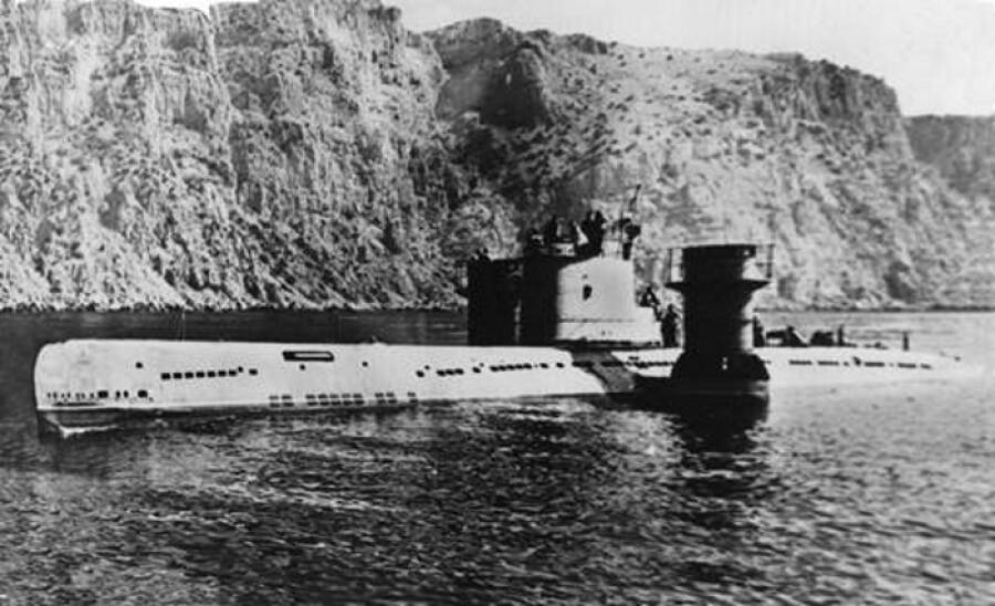 Подводная лодка С-229 с погружаемыми испытательными стендами на бортах в Балаклавской бухте, конец 1950-х годов