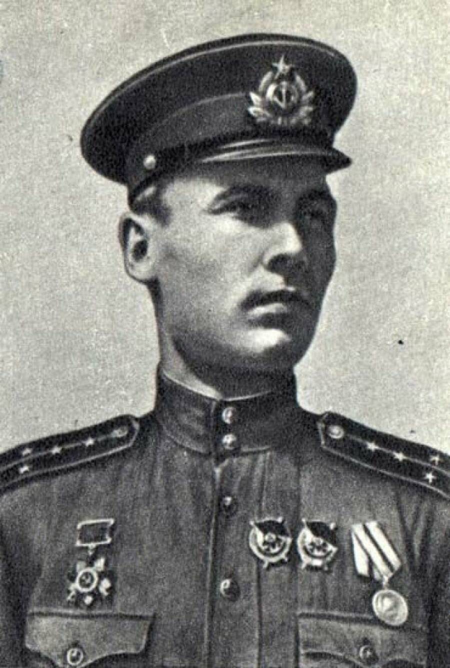 Ботылев Василий Андреевич, капитан- лейтенант, командир 393-го сводного батальона морской пехоты. Герой Советского Союза.