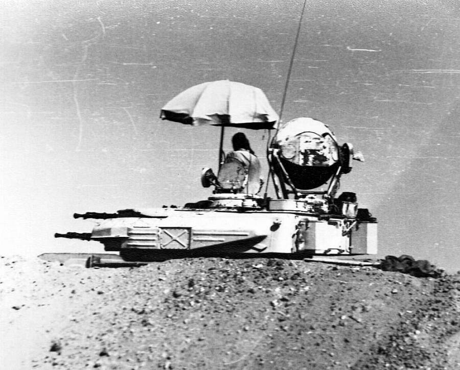 Позиция советской зенитной самоходной установки ЗСУ 23-4-2 «Шилка» в египетской пустыне на подступах к стартовой площадке зенитно-ракетного комплекса С-125 «Нева»