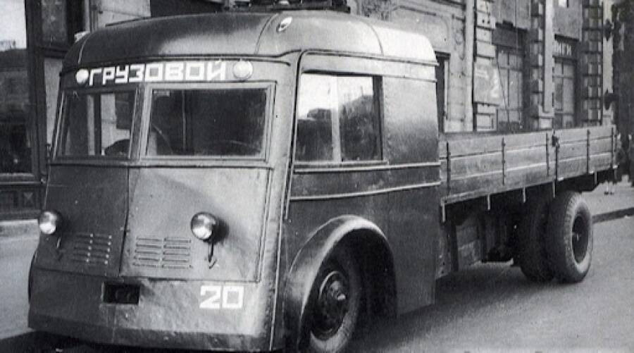 Грузовой троллейбус на базе ЯТБ, военные годы