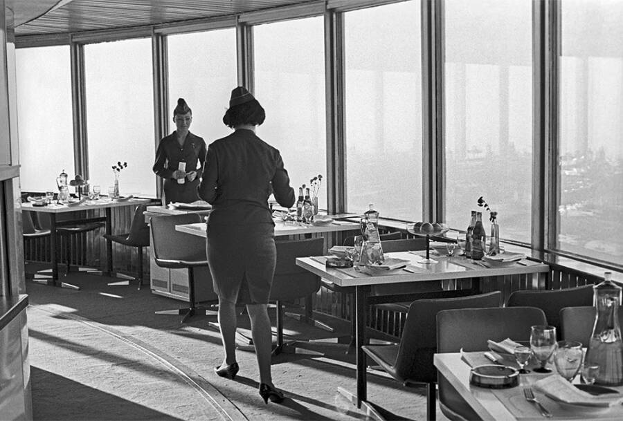 Ресторан «Седьмое небо» на высоте 337 метров готов к приему гостей, 1967 год