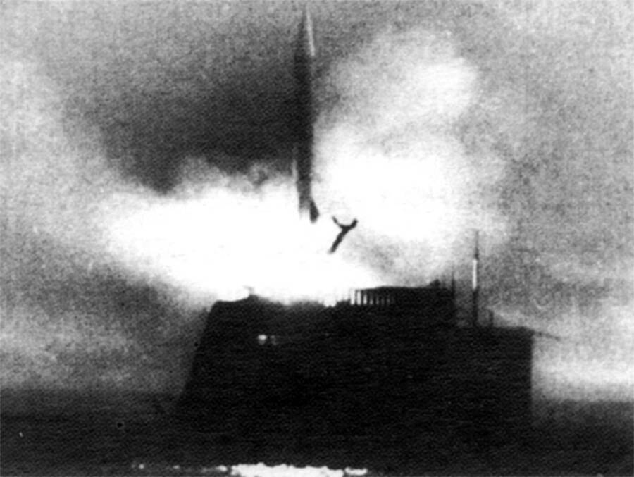 Первый в истории пуск баллистической ракеты с подводной лодки. Ракета Р-11ФМ стартует из передней шахты подлодки Б-67, Белое море, 16 сентября 1955 года