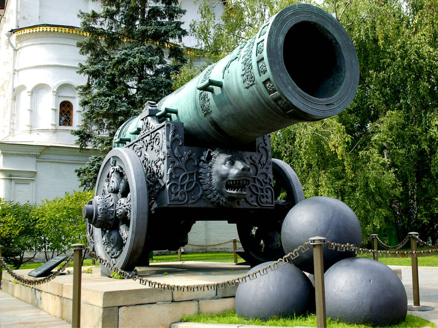 Знаменитая на весь мир бомбарда «Царь-пушка». Мастер Андрей Чохов (1586)