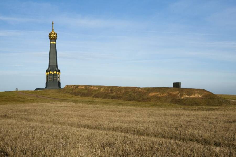Монумент-часовня и батарея Раевского на Бородинском поле