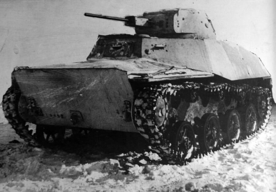 Легкий танк Т-30, сухопутный вариант танка-амфибии Т-40, выпуска свердловского завода, зима 1941-42 годов