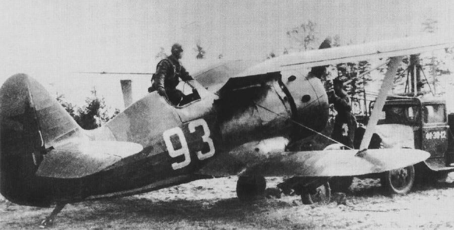 Запуск авиастартером двигателя истребителя И-153 «Чайка» из 71-го истребительного авиаполка ВВС Краснознаменного Балтийского флота, 1941-1942 гг.