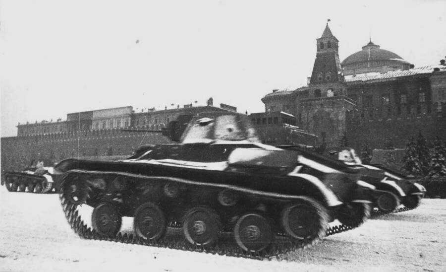 Танки Т-60 завода №37 проходят по Красной площади, 7 ноября 1941 года
