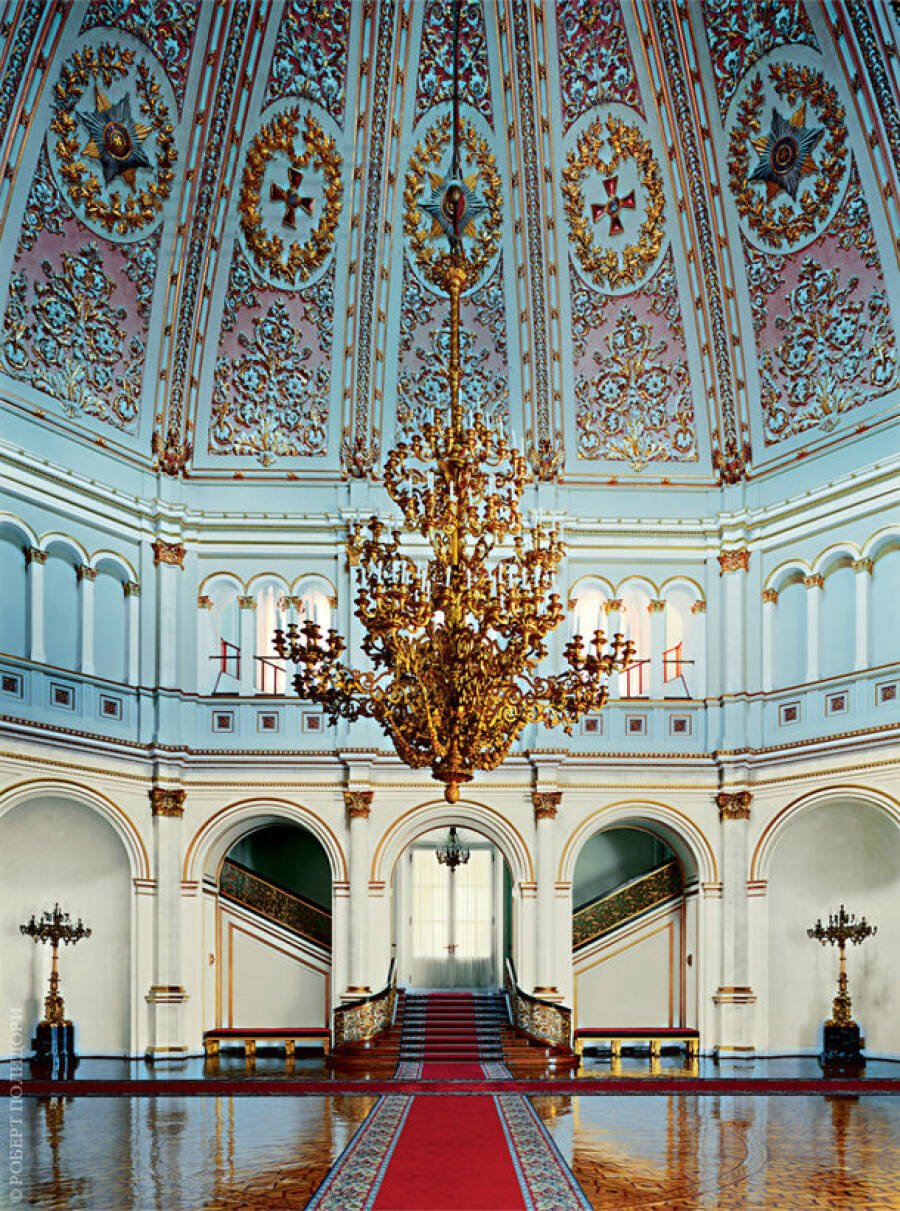 Интерьер Владимирского зала Большого Кремлевского дворца, в оформлении которого использованы изображения орденских знаков ордена Святого Владимира