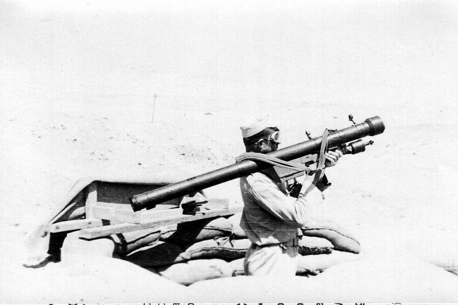 Стрелок-зенитчик с переносным зенитно-ракетным комплексом «Стрела-2» на позиции. Каждому советскому дивизиону С-125 в Египте придавались шесть отделений прикрытия по три ПЗРК в каждом