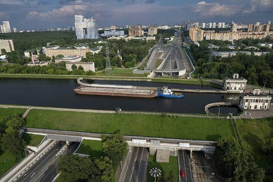 Баржа проходит по каналу над Волоколамским шоссе